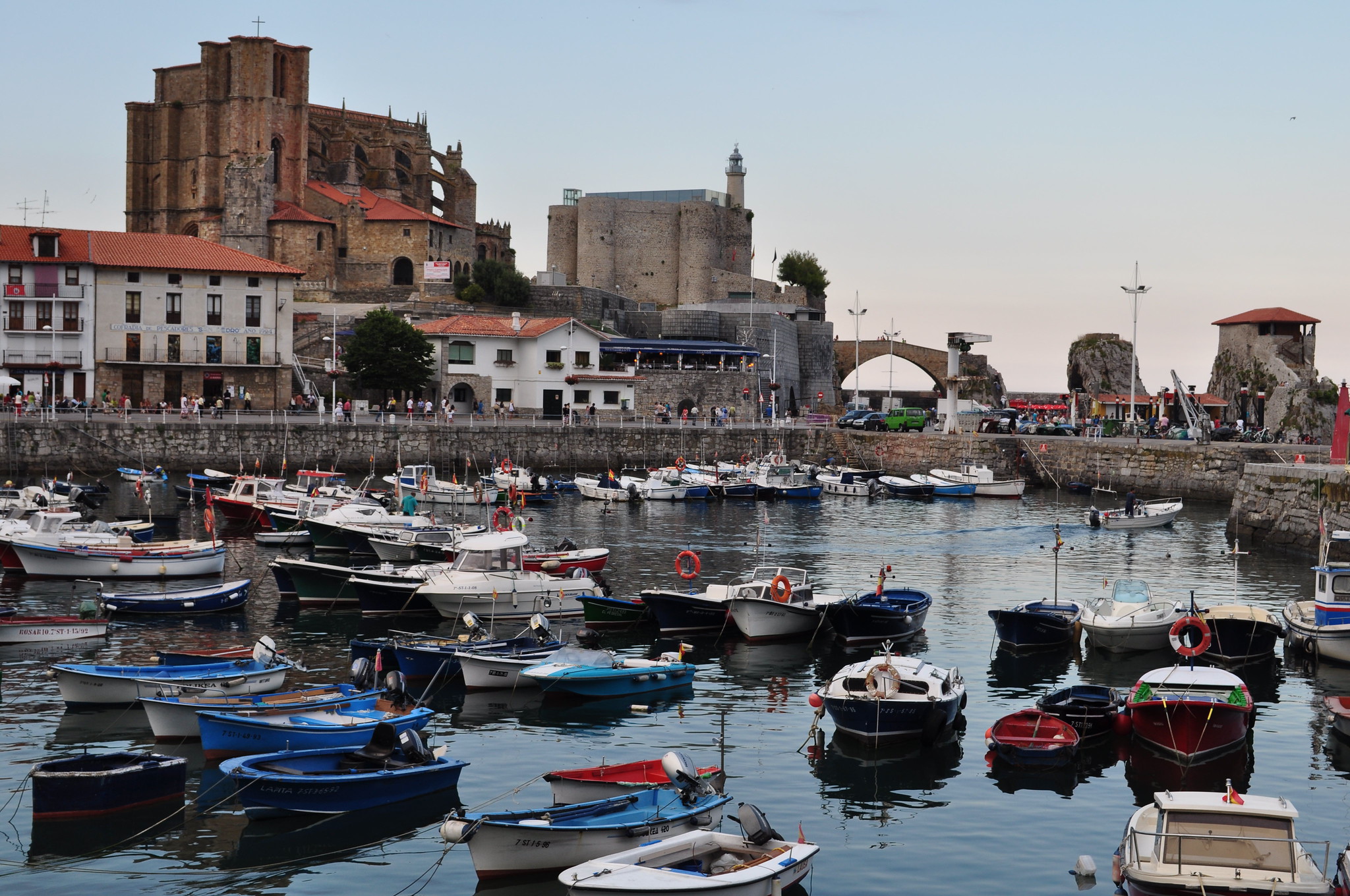Puerto pesquero de Castro Urdiales con la iglesia de Santa María y el castillo-faro, Cantabria