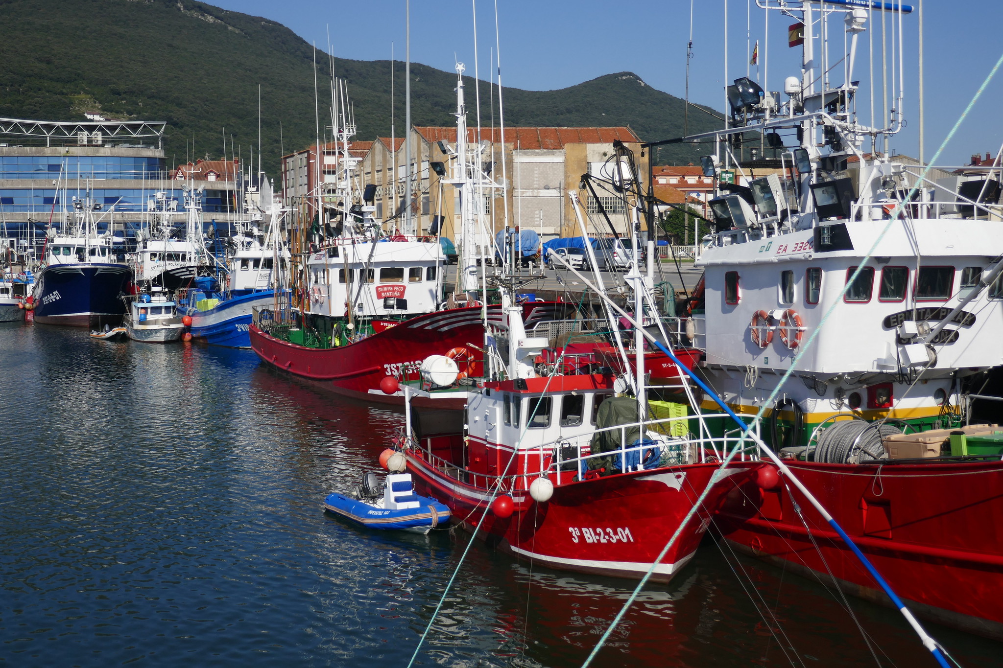 Barcos pesqueros amarrados en el puerto de Santoña, Cantabria