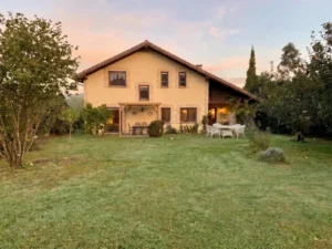 Villa espaciosa con gran jardín, chimenea, barbacoa y amplio parking