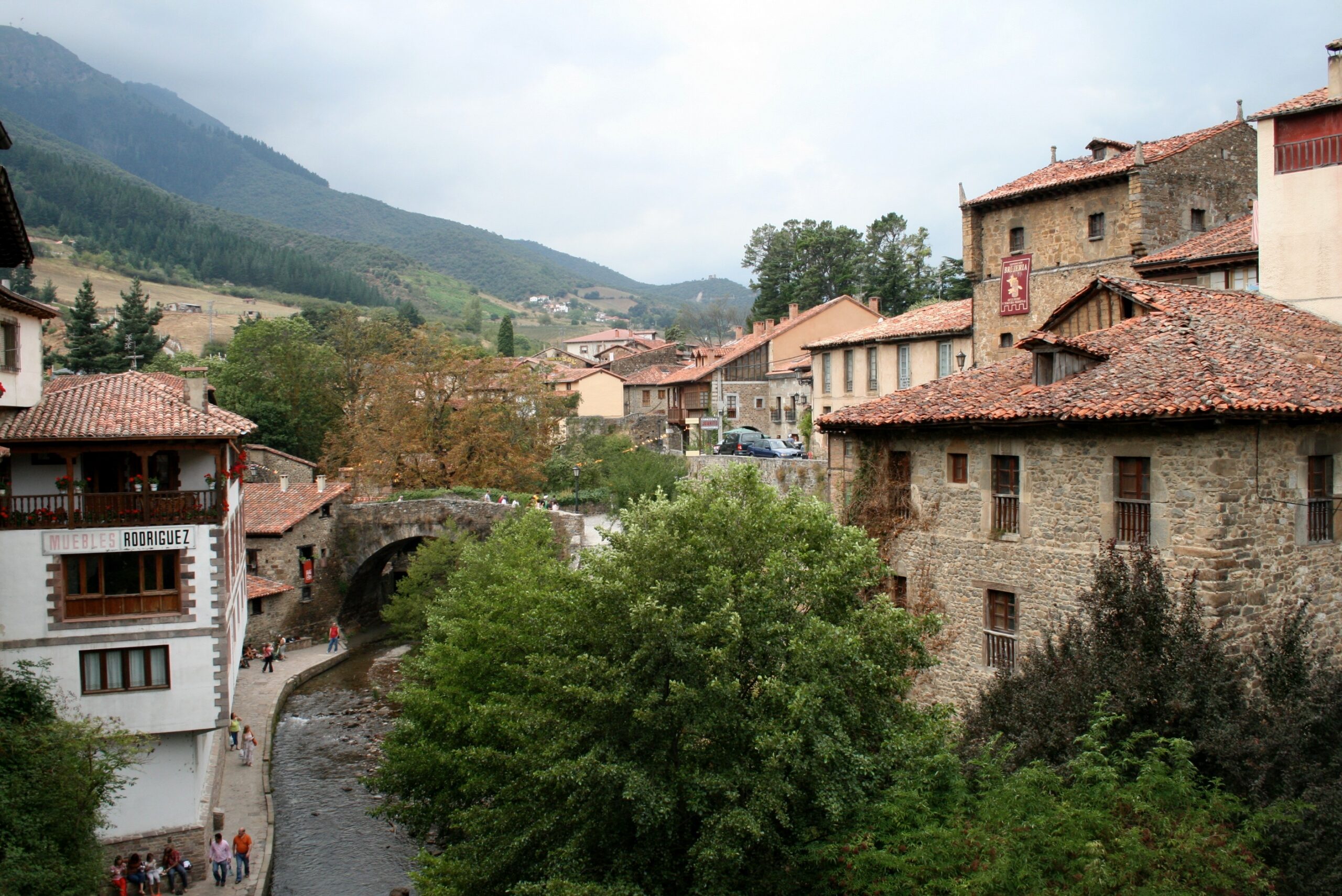 Casas de piedra y puente sobre el río en el casco antiguo de Potes, Liébana