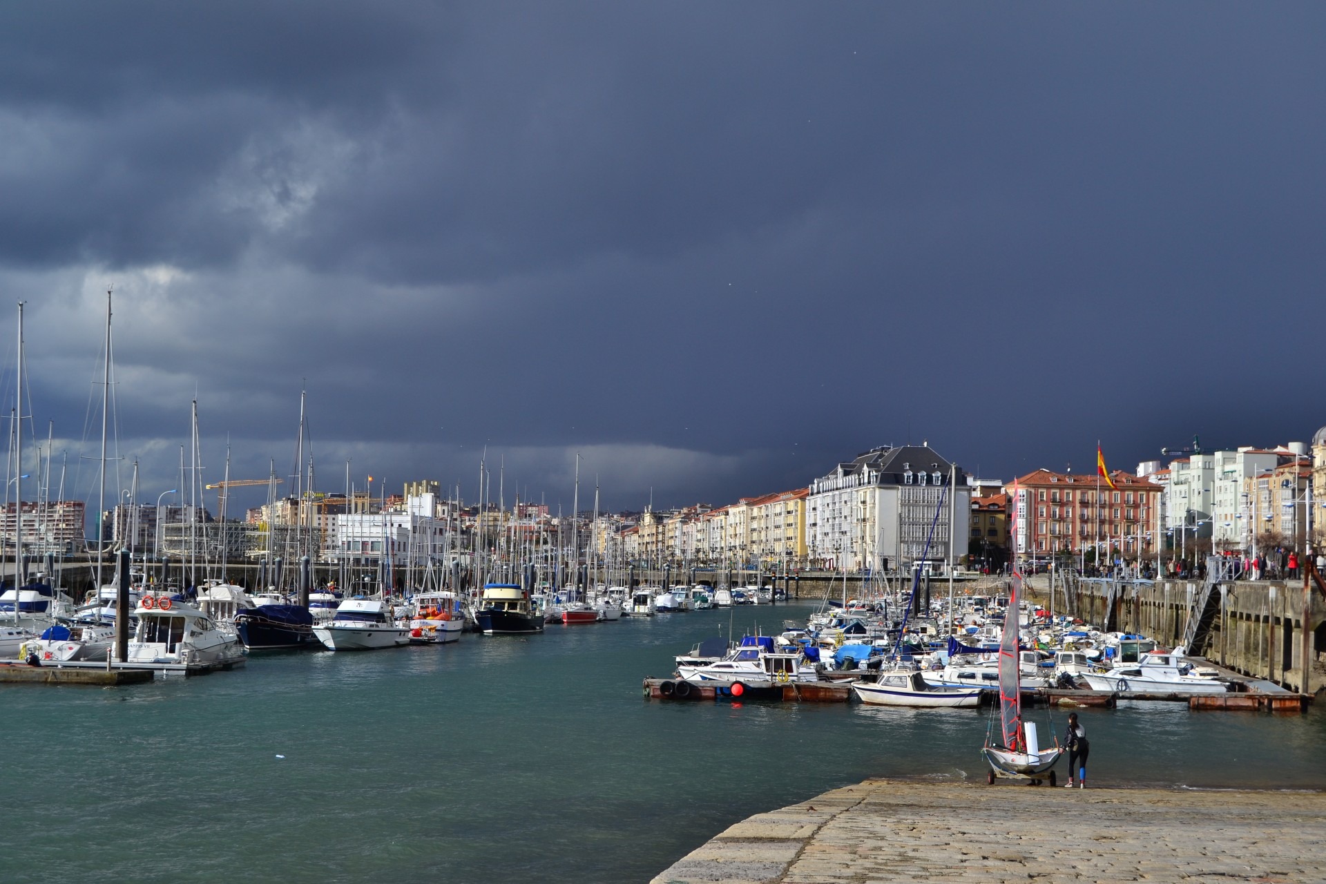 Puerto deportivo de Santander con veleros y la ciudad al fondo, Cantabria